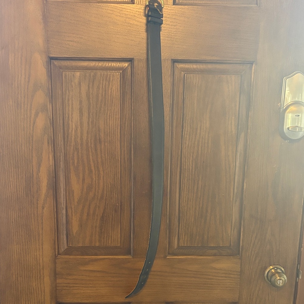 This Coach leather belt is size M and is navy in color .